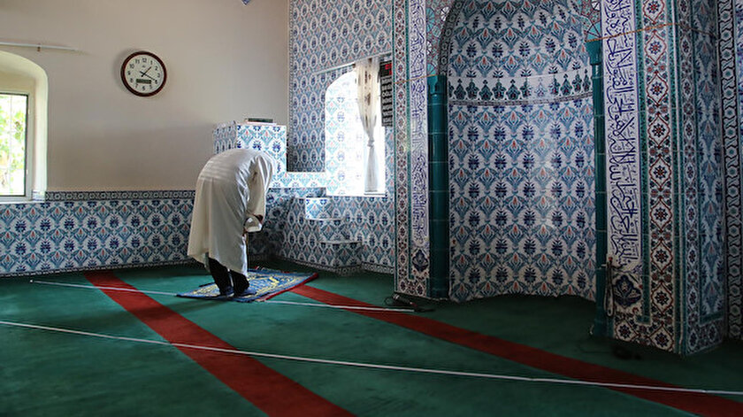 Genç imam, caminin kıblesinin 45 derece yanlış olduğunu fark etti.