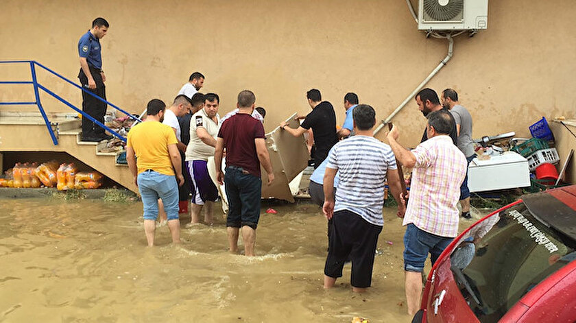 Selde mahsur kalan kadınların kurtarılma çalışmasına vatandaşlar da katıldı.