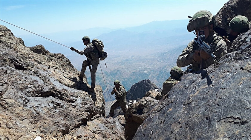 Pençe harekatına katılan askerler operasyonu devam ediyor.
