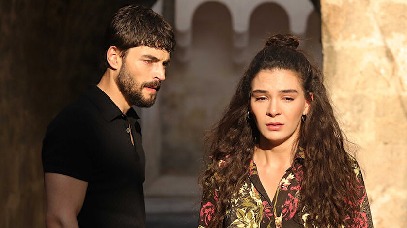 Hercai'nin başrolünde Akın Akınözü ve Ebru Şahin oynuyor.