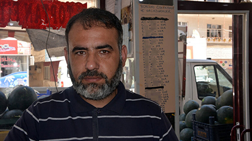 Manavlık yapan Ahmet Özdemir borcunu ödemeyen müşterilerinin isimlerini duvara astı.