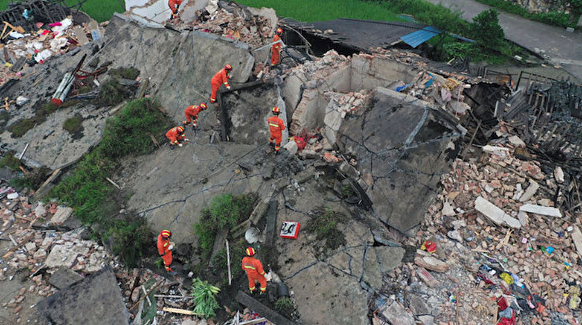 Depremin ardından tsunami uyarısı yapıldı.