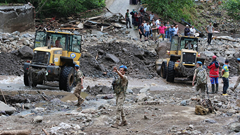 Ekipler, arama kurtarma çalışmalarını sürdürüyor.
