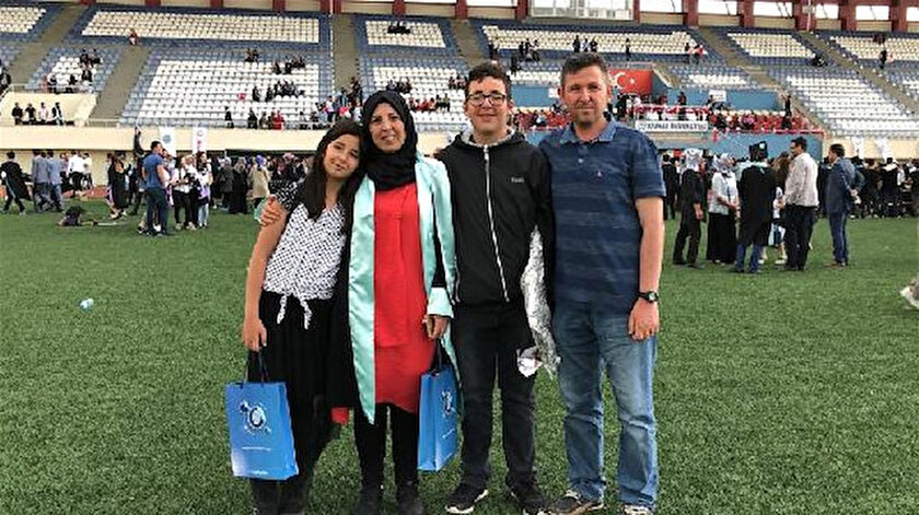 İki çocuk annesi üniversiteyi birincilikle bitirdi