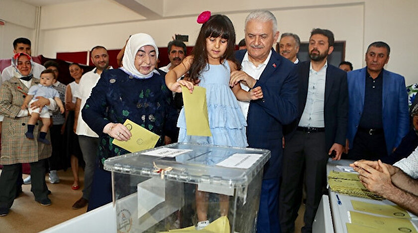 Binali Yıldırım ve eşi Semiha Yıldırım oyunu kullandı.