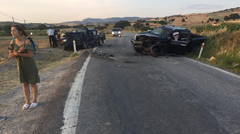 Ayvacık'ta iki ticari araç çarpıştı.