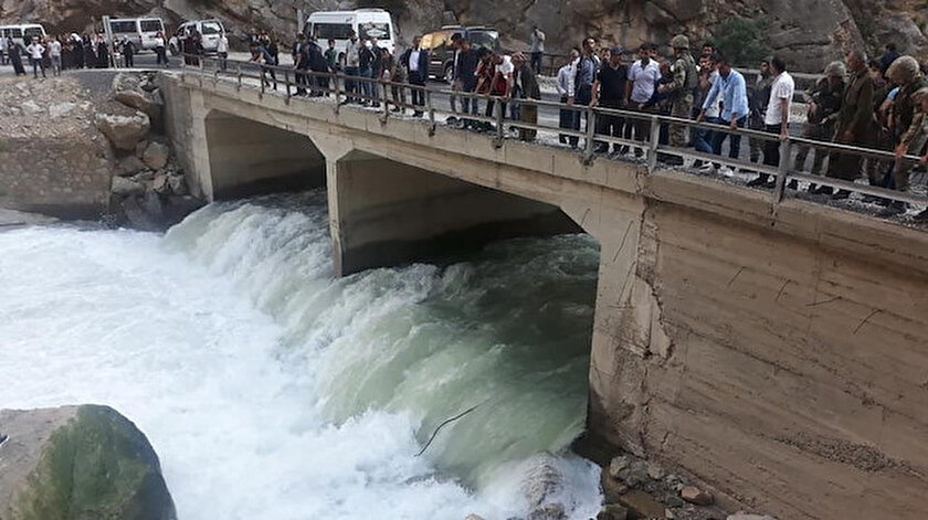 Sami Bartın (24) adlı genç, hızını alamayıp köprüden suya uçtu.