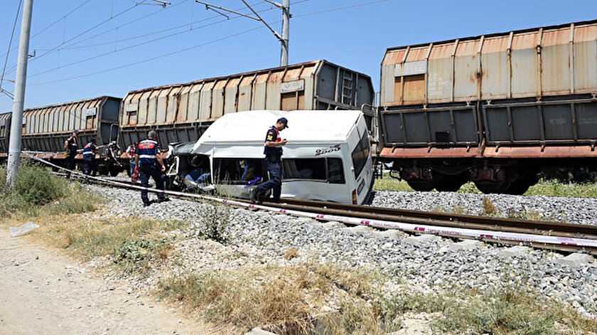 Trenin, servis minibüsüne çarpması sonucu bir kişi ölmüş, 4 kişi de yaralanmıştı.