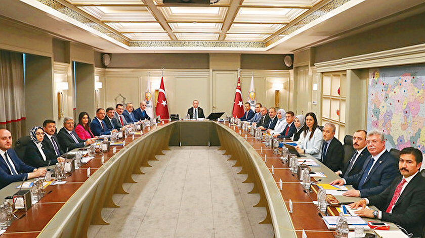 AK Parti'de İstanbul seçim sonuçları masaya yatırıldı.