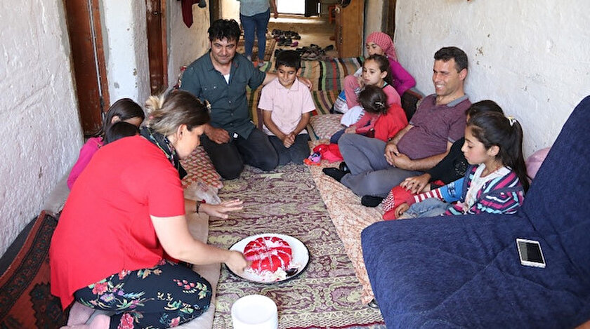 Köy çocuklarını sevindirmek için yüzlerce kilometre yol kat ettiler