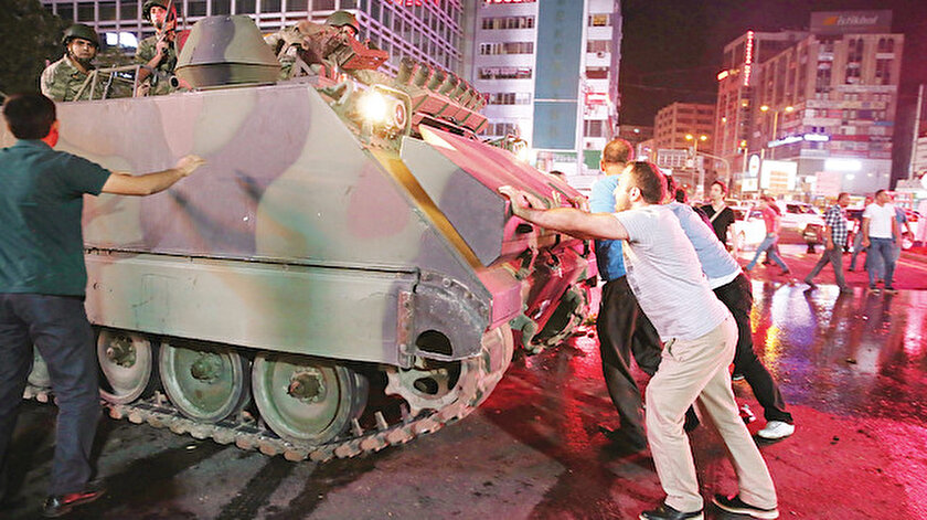 Darbe girişimini engelleyen vatandaşlar.