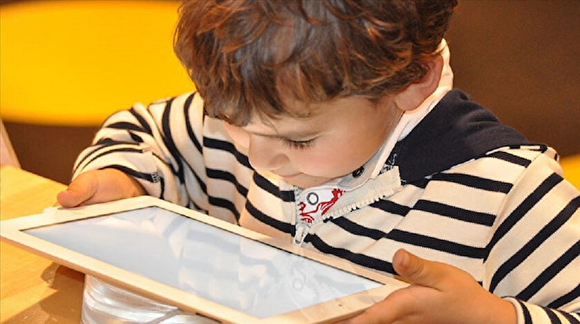 Çocukların internetteki yeni akımlara karşı dikkatlice takip edilmesi gerekiyor.