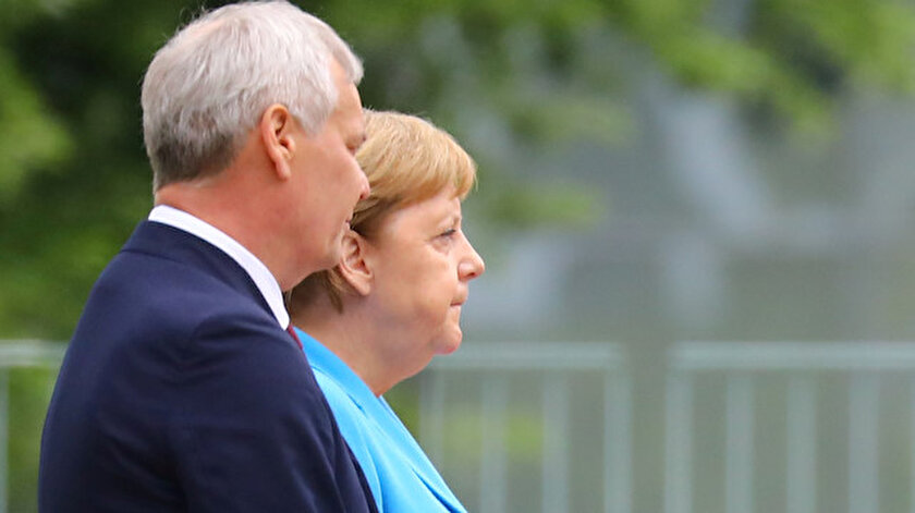 Alman Şansölye Merkel, resmi törenle Finlandiya Başbakanı Antti Ritte'yi karşıladı.
