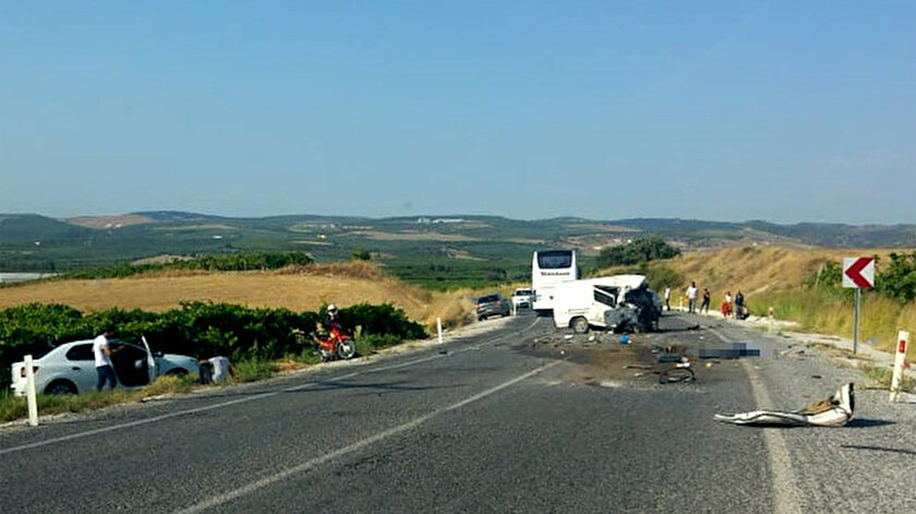 Yolcu otobüsü karşı yönden gelen panelvan minibüsle çarpıştı.