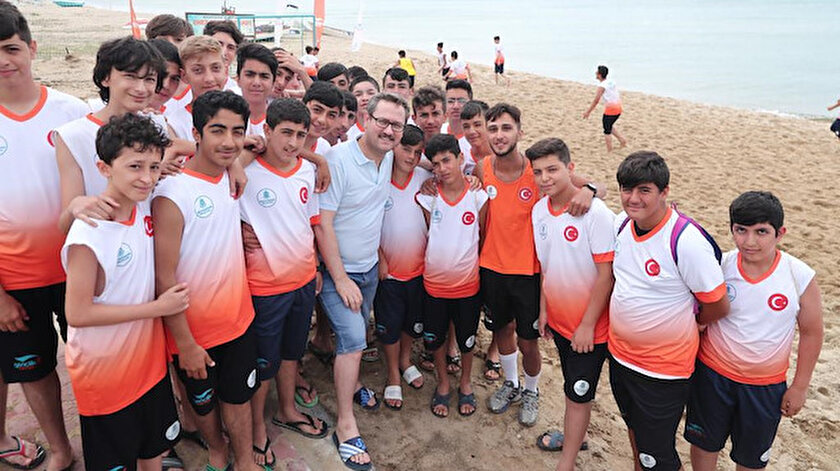 Başakşehir Belediye Başkanı Yasin Kartoğlu, öğrencilerle beraber kampta etkinliklere katılıyor