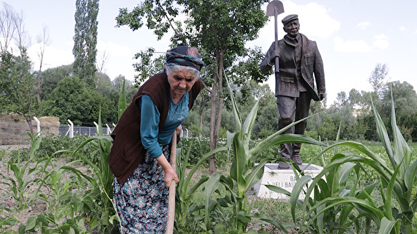 Yozgat'ta yaşayan aile bahçelerine vefat eden babalarının heykelini yaptırdı.