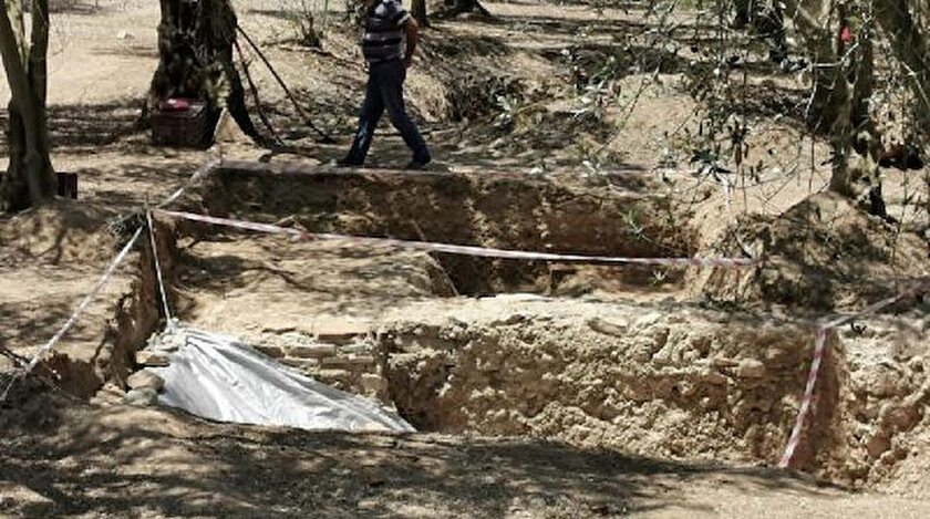 Üst kapağı kırılmış lahit.