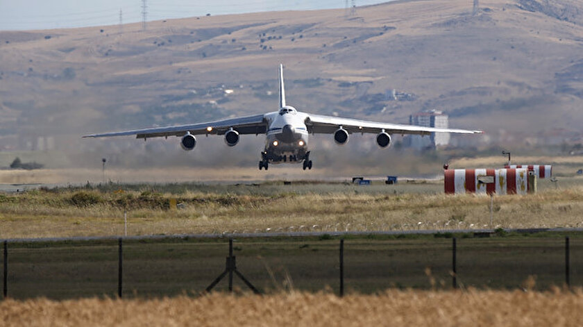 S-400 füzelerinin parçalarını taşıyan Rus uçağı