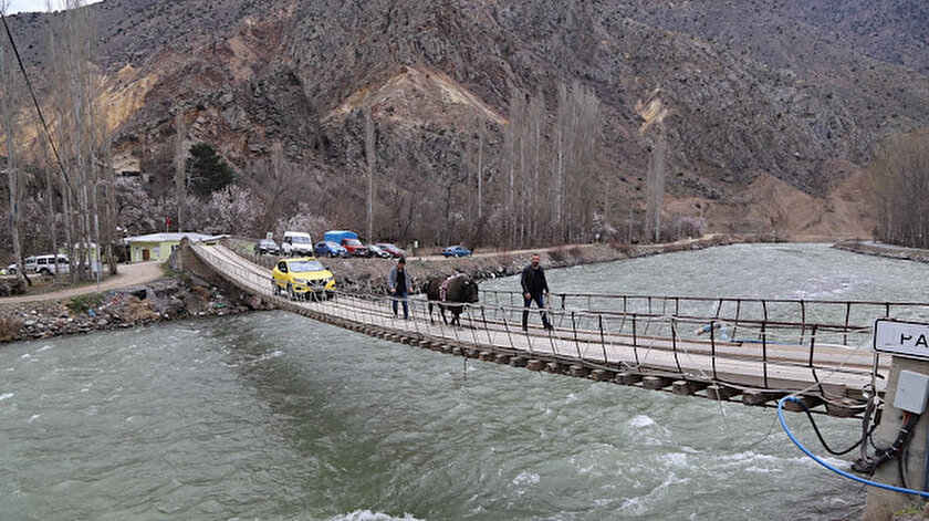 11 köprü ise halen daha Çoruh nehri üzerinde ulaşımı sağlıyor.