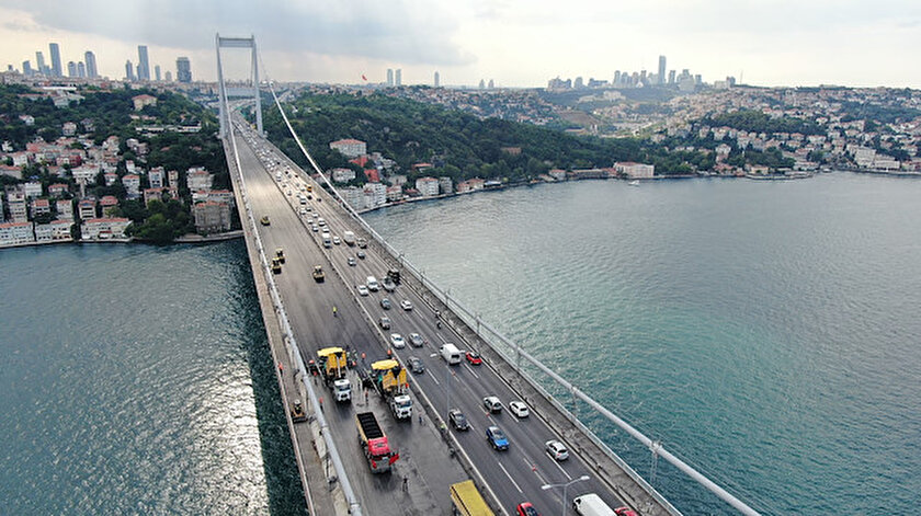 Köprünün birinci etabındaki üstyapı ve derz onarım çalışmaları tamamlanıyor.