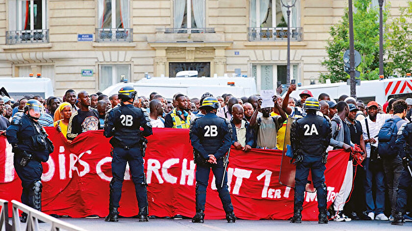 Fransa’da Cumhurbaşkanı Emmanuel Macron hükümetine karşı aylar boyunca süren Sarı Yelekliler hareketinden esinlenerek kurulan Kara Yelekliler (Gilet Noirs), başkent Paris’in de içinde bulunduğu Ile-de-France bölgesinde sokaklarda ya da sığınma evlerinde yaşayan göçmenlerden oluşuyor.