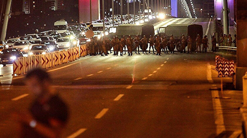 15 Temmuz darbe girişiminde köprüyü kapatan hainler
