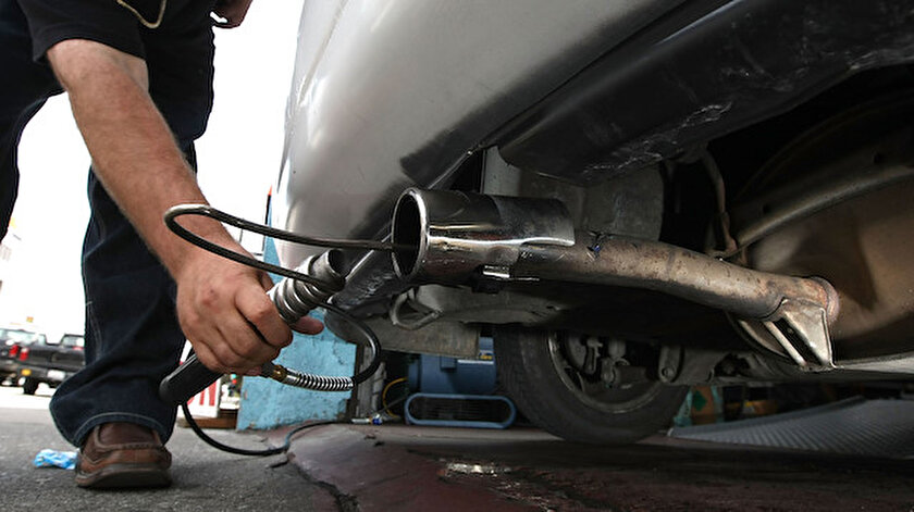 Bir otomobilin muayene sırasında emisyon ölçümü yapılıyor.