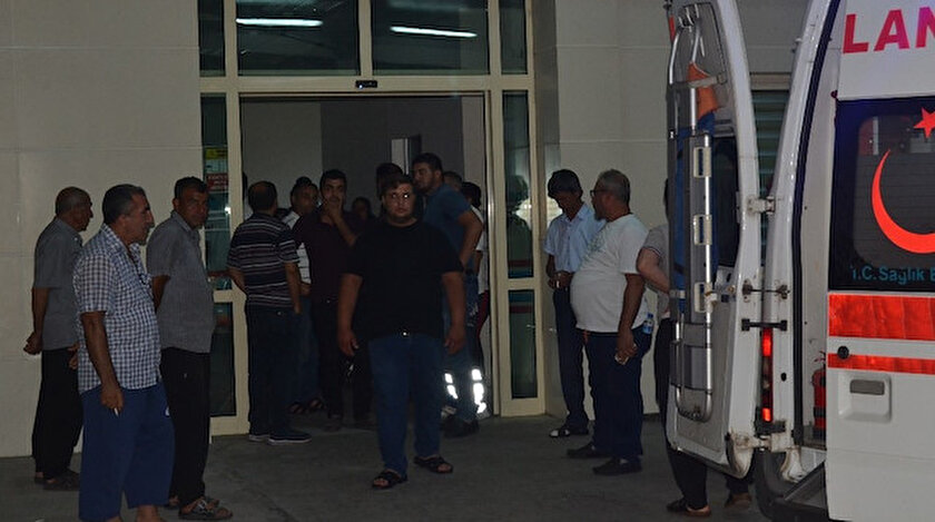 Silahla yaralanan çocuklar ambulansla hastaneye getirildi.