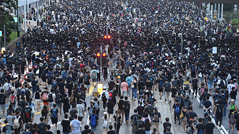 Hong Kong'da göstericiler tekrar sokaklarda