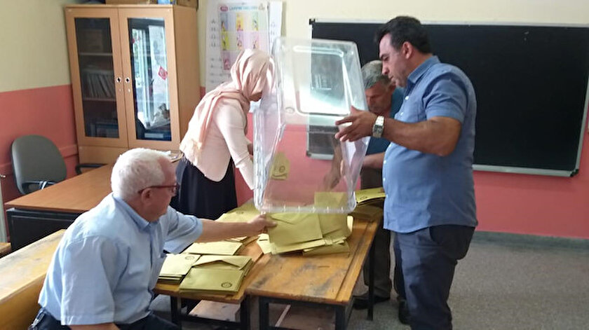 Demirci beldesinde vatandaşlar yeniden sandığa gitti.