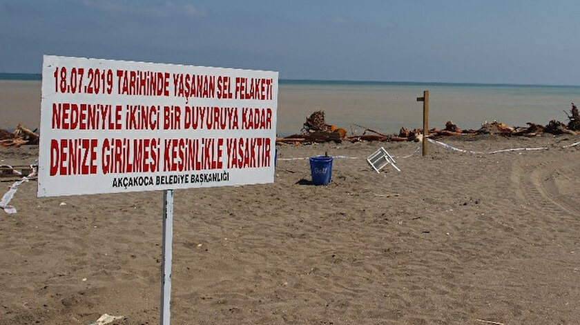 '18 Temmuz 2019 tarihinde yaşanan sel felaketi nedeniyle ikinci bir duruya kadar denize girmek kesinlikle yasaktır' yazılı tabela asıldı.