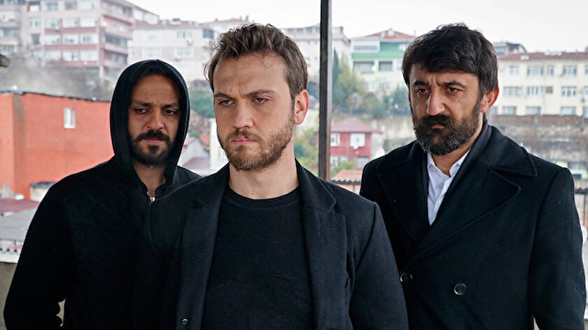 Aras Bulut İynemli (ortada) Erkan Kolçak Köstendil (solda) Necip Memili (sağda)