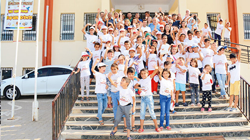 Köyde bulunan 7-13 yaşları arasındaki öğrenciler, eğitimlere katılarak yeni bilgi ve beceriler kazandı.