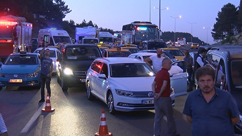 Istanbul Havalimani Yolunda Trafik Kazasi Yol Trafige Kapandi