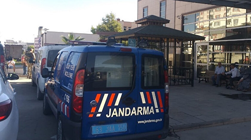 C.E, güvenlik güçlerinin iknası sonrası jandarma ekiplerine teslim oldu.