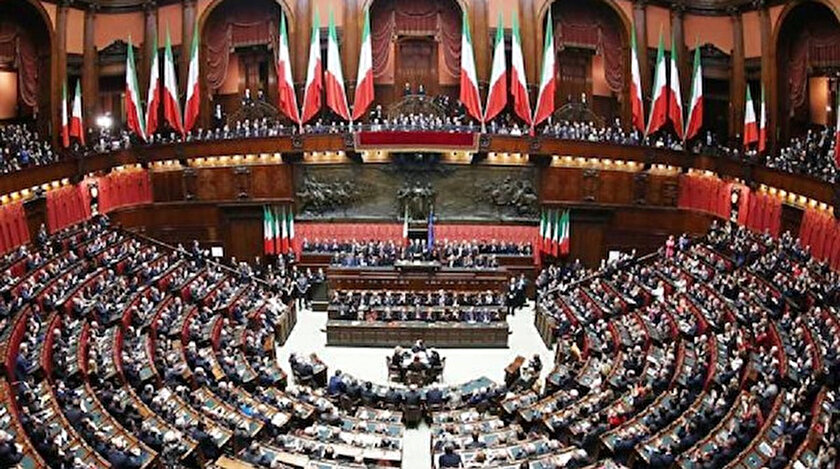 Geçen yılki seçimde yüzde 17,4 oy alan aşırı sağcı Lig Partisinin oy oranının, temmuz sonu itibarıyla yüzde 36'yı bulduğu belirtildi.