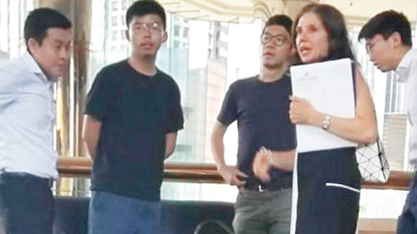 Hong Konglu aktivistlerle görüşen ABD’li diplomat Julie Eadeh’in, Çince, Arapça, İspanyolca, Fransızca bildiği ve daha önce Musul, Bağdat ve Riyad’ta görev yaptığı medyada çıkan haberde belirtildi.