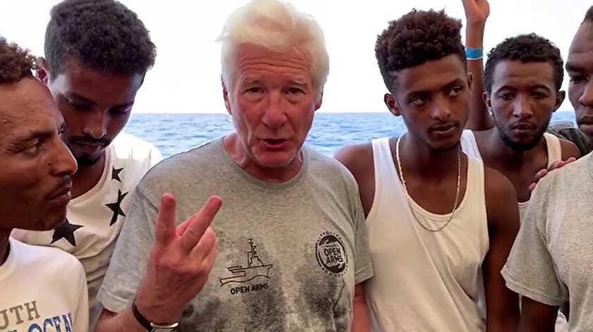 Richard Gere, göçmenler ve onları denizden kurtarmak için çalışan sivil toplum kuruluşlarıyla dayanışma eylemi yaptı.