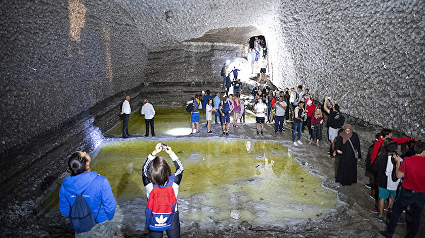 Bölgenin tuz ihtiyacının büyük oranda karşılandığı tuz dağı, son yıllarda yerli ve yabancı turistlerin ilgisini çekiyor.