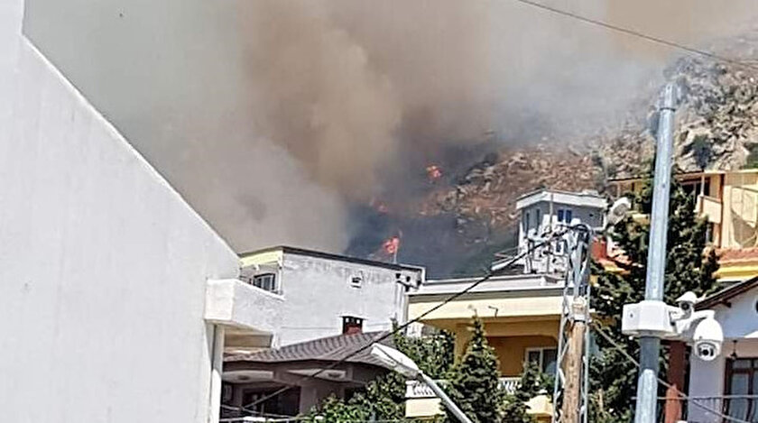 Balıkesir'deki orman yangını, rüzgarın da etkisiyle yerleşim yerlerine doğru ilerliyor.