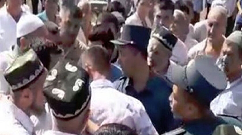 Gösteriye katılanlar, Namangan yetkililerine mezarlığı yerel sakinlere iade etme talebinde bulundular.