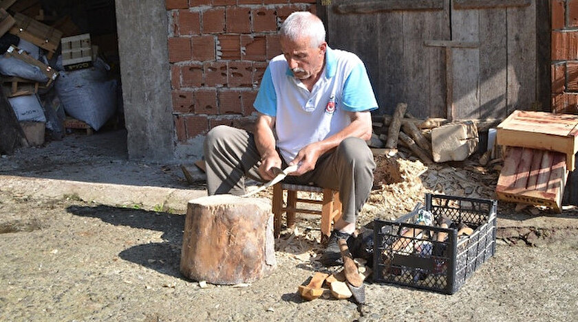Yusuf Aydın, el emeği ile ürettiği kaşığı bir saatte bitiriyor.