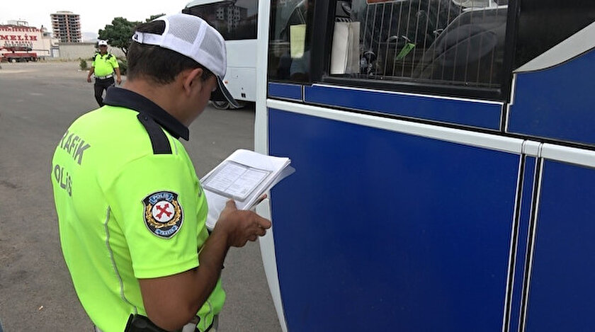 Trafik polisleri 43 ilin geçiş noktasındaki kavşakta denetimlerde bulundu.