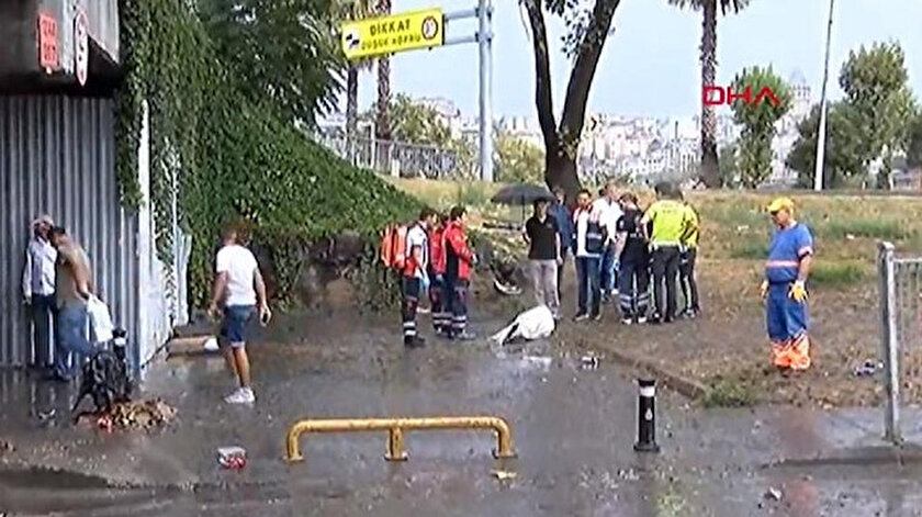 Alt geçitte sele kapılan vatandaşın cansız bedeni tahliye yapan ekiplerce çıkarıldı.