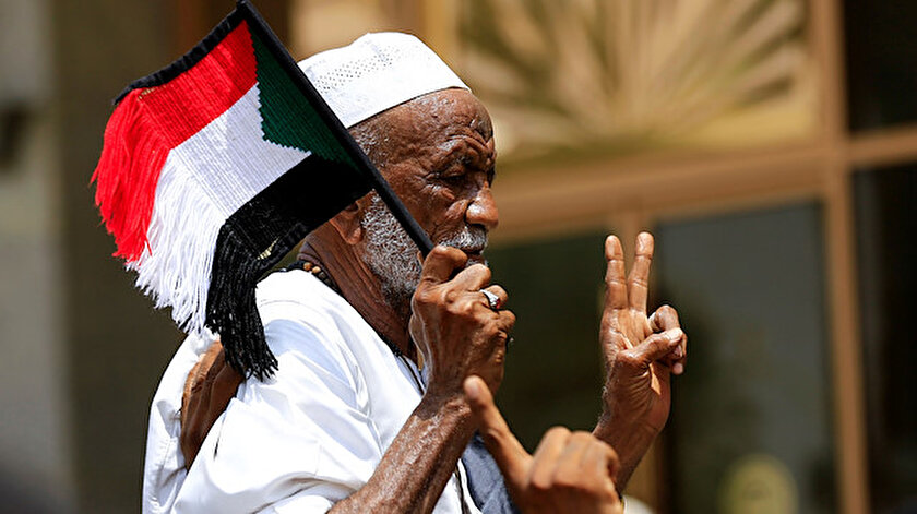 Sudanlılar sokaklara dökülerek, sevinç gösterileri düzenliyor