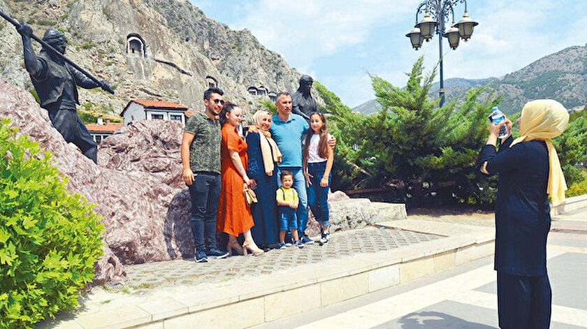 Ziyaretçiler kral mezarları önünde fotoğraf çekildi.