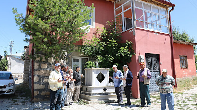Şehit'in kabri.