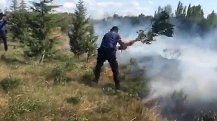 İtfaiye ekiplerinin gelmesini beklemeyen polis memuru, yangına müdahale etti.