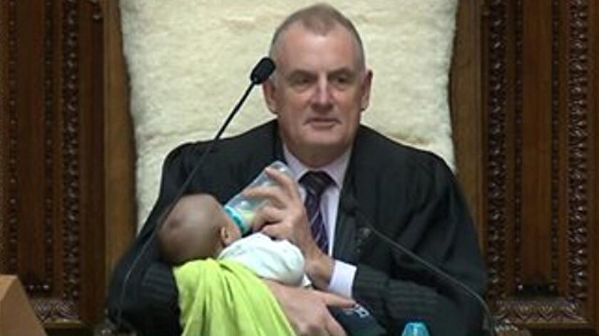 Trevor Mallard ve iki aylık bebek Tutanekai.