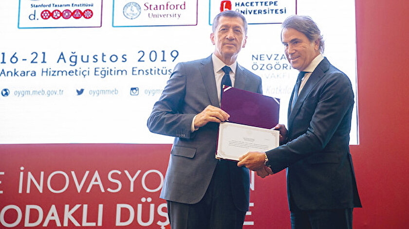 Ziya Selçuk, desteklerinden dolayı Nevzat Özgörkey Su Vakfı yetkilileri ile mesleki gelişim programına katılan öğretmenlere sertifika verdi.